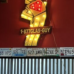 877 Glas Guy