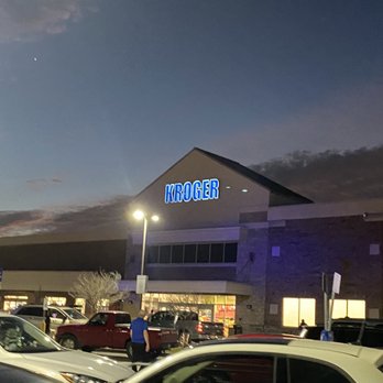 Kroger - cars parked in a parking lot at night - Grocery Near Me - Pearland, Texas Kroger - cars parked in a parking lot at night - Grocery Near Me - Pearland, Texas