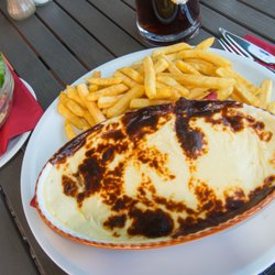 Mephisto - Kochkäseschnitzel mit Pommes und Beilagensalat