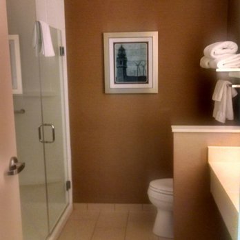 Fairfield by Marriott Inn & Suites Buffalo Amherst/University - Bathroom in king room - Hotels Near Me - Amherst, New York