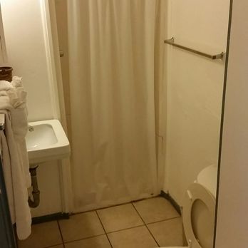 Hermosa Hotel - Bathroom. - Hotels Near Me - Avalon, California