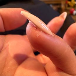 Finger cut by scissors when getting a full set