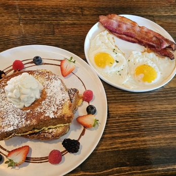 Greenhouse Cafe - Sweet Cream Brioche French Toast Bacon Eggs - Cafes Near Me - Citrus Heights, California
