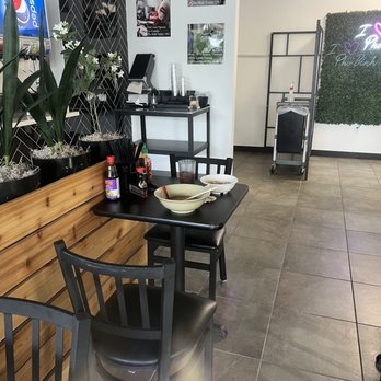Pho Binh - Uncleared table even though the restaurant wasn't that busy during dinner time - Vietnamese Near Me - Katy, Texas