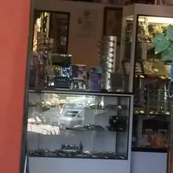Servicios Ópticos de México - A pesar de estar en un local pequeño, ofrece variedad de servicios y productos.