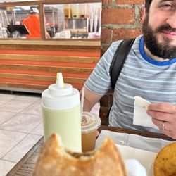 Cachapas y Mas - Pastelito de carne molida, la salsa de ajo atrás y la cara de mi esposo de felicidad