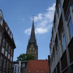 St. Nikolai Kirche - Der Kirchturm von St. Nikolai aus der Roten Strasse gesehen