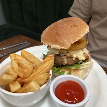 Molly's Yard - Burger - Irish Near Me - Belfast, BFS