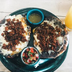 Amor Amor - Molletes con chorizo
