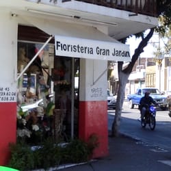 Floristería Gran Jardín - Fachada de la Floristería Gran Jardín, está justo en la esquina.