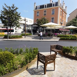 Grande rue / en face : square de la Résistance (juillet 2013)