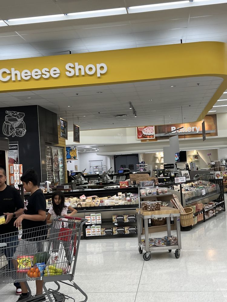 HYVEE Updated October 2024 15 Photos & 35 Reviews 4545 S Noland Rd, Independence