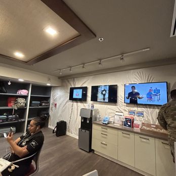 USO Honolulu - Check-in, luggage storage and post card station - Airport Lounges Near Me - Honolulu, Hawaii