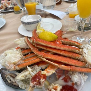 Cafe Sierra - Mimosas crab legs oysters and crab legs - New American Near Me - Universal City, California