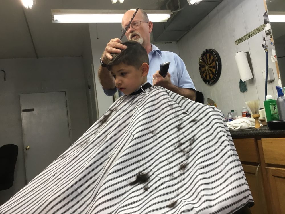 Hank's Barber Shop Logo