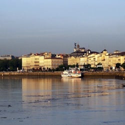 Quais de Bordeaux - Les quais vus depuis le bas du Cours du Médoc au lever du jour