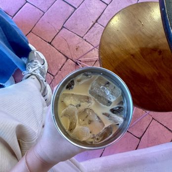 Dayglow - Vanilla latte @bricoffeereviews - Coffee & Tea Near Me - Los Angeles, California Dayglow - Vanilla latte @bricoffeereviews - Coffee & Tea Near Me - Los Angeles, California
