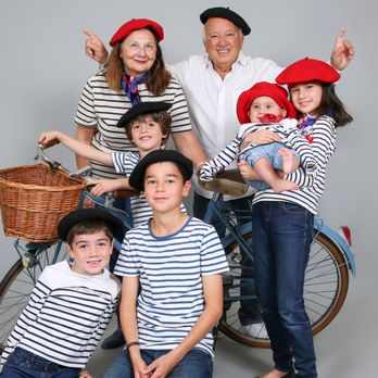 Photo Up - Parisian Cliche, family time - shooting en studio - Session Photography Near Me - Paris, 75