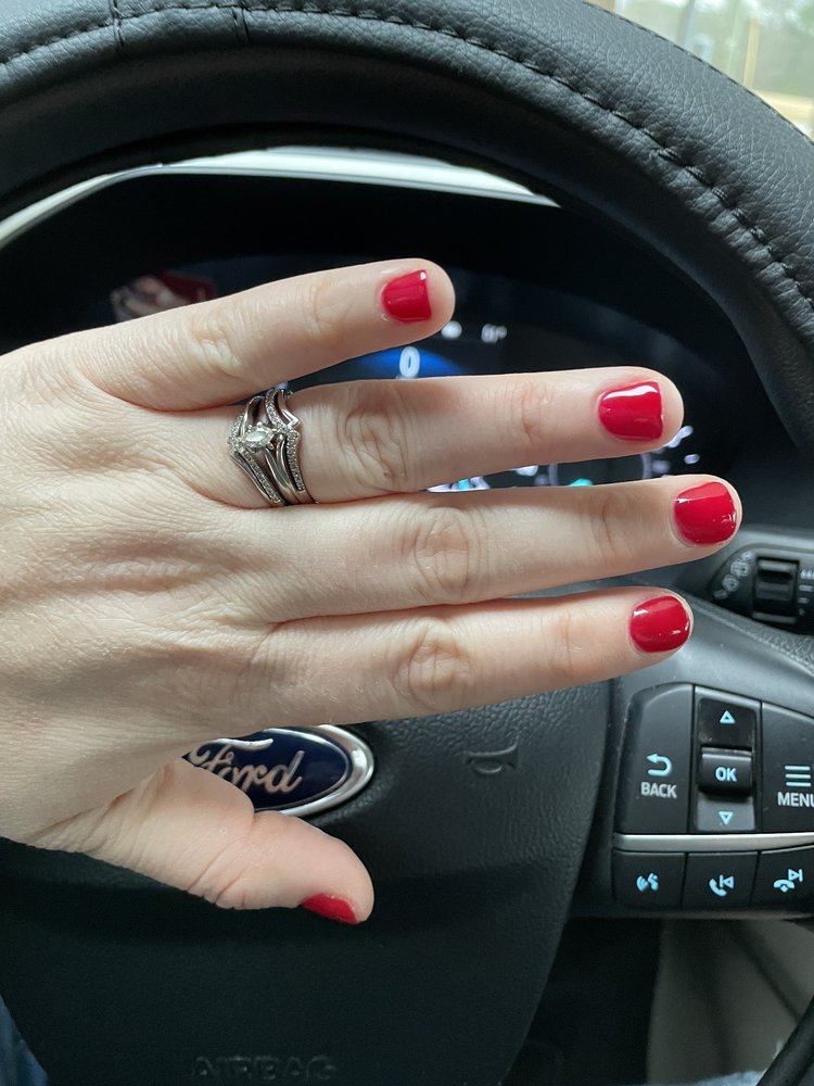 Glamourous Nails Logo