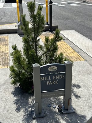 Mill Ends Park by null