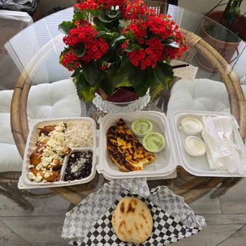Arepas El Chamo - Pabellón, arroz, plátano y cachapa con queso. Muy sabroso! Very delicious! - Food Trucks Near Me - San Fernando Valley, California Arepas El Chamo - Pabellón, arroz, plátano y cachapa con queso. Muy sabroso! Very delicious! - Food Trucks Near Me - San Fernando Valley, California