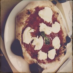 Focacceria Mediterranea - Pizza margherita squisita con bufala aggiunta a crudo...