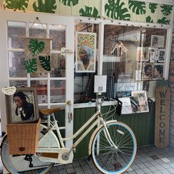 Le Pouf Art - Welcoming entrance that fits the vibe