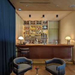 The Royal Hotel - The bar in the dining room