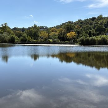 Gatsby's Landing - Beautiful lakeside seating at Gatsby's! - New American Near Me - Roslyn, New York