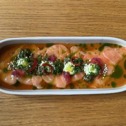 Diningruhm - Salmon sashimi