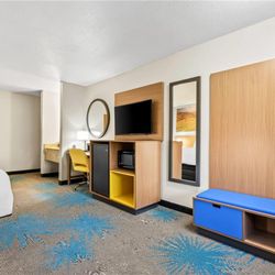 Days Inn by Wyndham Mitchell SD - Guest room