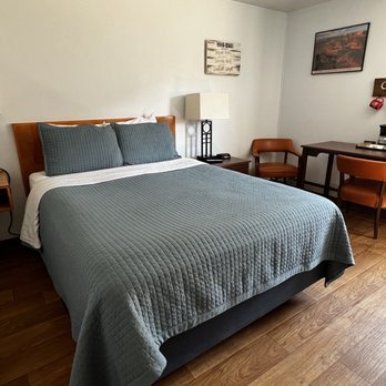 Silver Sage Inn - Hardwood floors--why doesn't EVERY motel/hotel have hard floors? It's so much cleaner! - Hotels Near Me - Moab, Utah