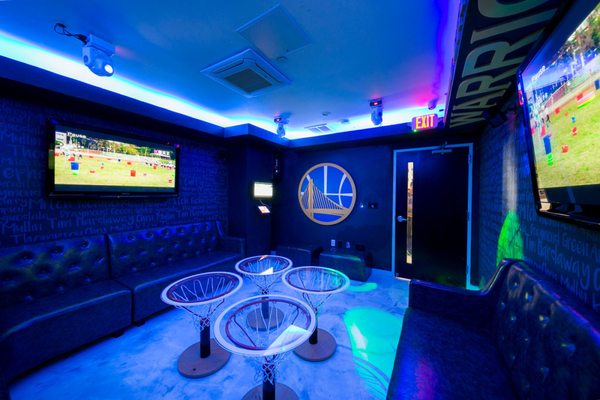 Pandora Karaoke & Bar by null