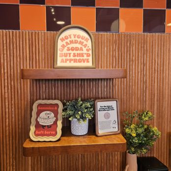 Minnie Bird - Ice Cream & Frozen Yogurt Near Me - Oak Brook, Illinois