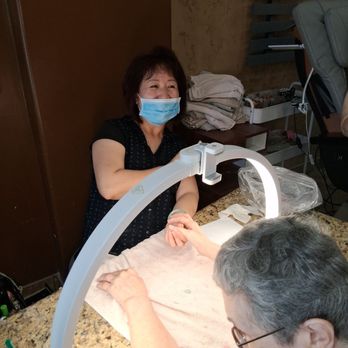 Vida Nails & Spa - Nail tech doing customers nails - Massage Near Me - Burleson, Texas Vida Nails & Spa - Nail tech doing customers nails - Massage Near Me - Burleson, Texas