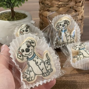 Oioi Sweets - Customized Dalmatian macarons - Macarons Near Me Oioi Sweets - Customized Dalmatian macarons - Macarons Near Me