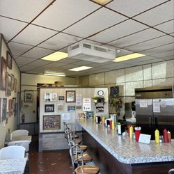 Lew's Hot Dogs - Bar-table inside