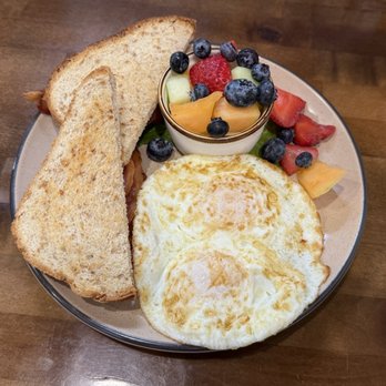 Mojo’s Eatery - 2 egg breakfast - Cafes Near Me - Salida, Colorado