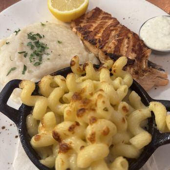 El Galleon - Salmon and mashed potatoes - American Near Me - Avalon, California