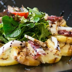 El Tio - Salade LATINO. ...Pomme de terre tiède,  Colonata, Jambon de Pâta Negra, mesclun, Piquillos, tomates cerises. Vinaigrette aux fruits rouges.