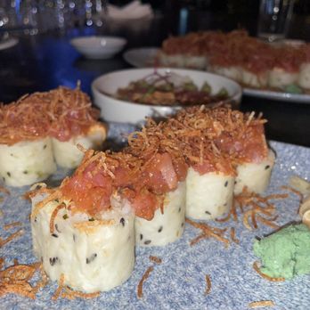 Earls Kitchen + Bar - Spicy Tuna Roll - New American Near Me - Miami, Florida Earls Kitchen + Bar - Spicy Tuna Roll - New American Near Me - Miami, Florida
