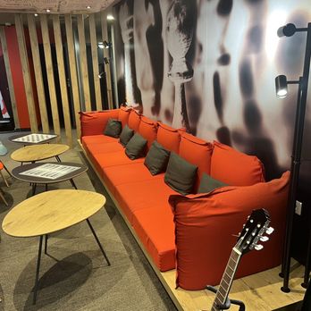 Ibis - Lobby area and a nice place to sit and listen to music - Hotels Near Me - Annecy, 74