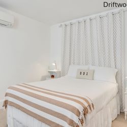 931 Beach Guest House - Queen size bed - Sleeps 2 but can be combined with the Seashell room to accommodate 4 .