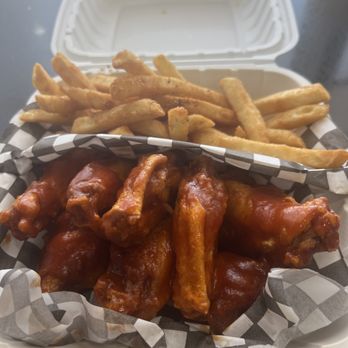 Wings n Bites - 1lb wings with fries - Chicken Wings Near Me - Toronto, Ontario Wings n Bites - 1lb wings with fries - Chicken Wings Near Me - Toronto, Ontario