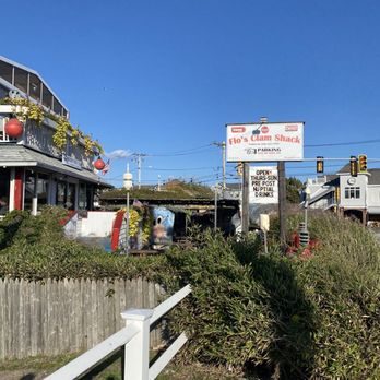 Flo's Clam Shack - Outside - Seafood Near Me - Middletown, Rhode Island
