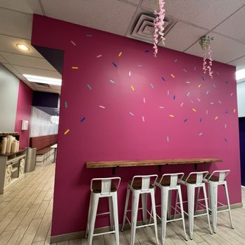 Yo-Delight - Seating - Desserts Near Me - Teaneck, New Jersey