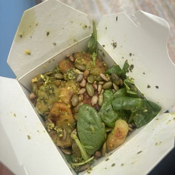 Gno & Co - Classic gnocchi with pesto sauce, arugula and spinach, topped with roasted sunflower and pumpkin seeds - Italian Near Me - San Francisco, California Gno & Co - Classic gnocchi with pesto sauce, arugula and spinach, topped with roasted sunflower and pumpkin seeds - Italian Near Me - San Francisco, California