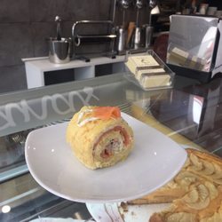 Tartería las Alemanas - Rollito de tortilla con salmón, queso crema y eneldo