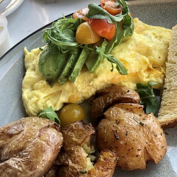 Shorebird - Tomato and avocado omelette with roasted Yukon potatoes - Breakfast & Brunch Near Me - Sedona, Arizona Shorebird - Tomato and avocado omelette with roasted Yukon potatoes - Breakfast & Brunch Near Me - Sedona, Arizona