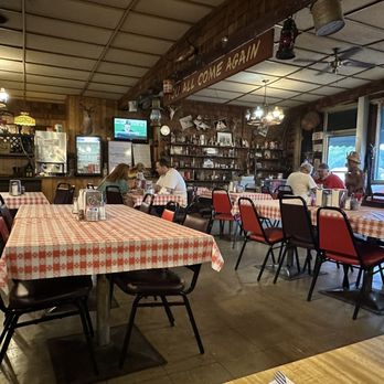 Mount Ida Cafe - dining area with tables and chairs - American Near Me - Mount Ida, Arkansas Mount Ida Cafe - dining area with tables and chairs - American Near Me - Mount Ida, Arkansas
